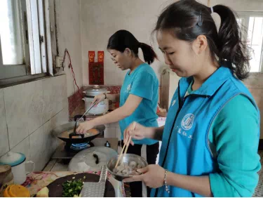 社工为婆婆做一顿家常饭.png