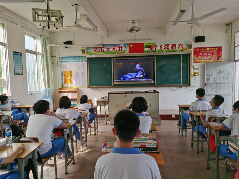 下川中学学生观看《铁骨丹心林基路》影片_副本.jpg