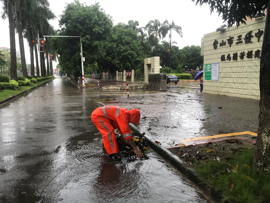 10.10雨天清理市区各路段雨水口的树叶等杂物1.jpg