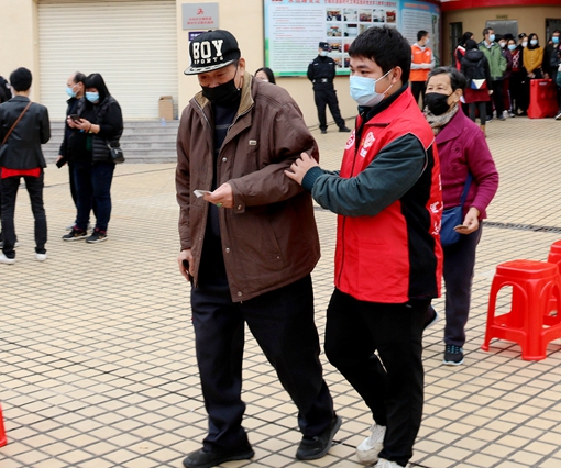 城南乐家园点党员志愿者关护长者走绿色通道_副本.jpg