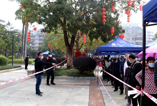 石花广场点 群众较多，台城党员干部和公安干警维护现场秩序，提醒群众保持一米安全距离 IMG_2791_副本_副本.jpg