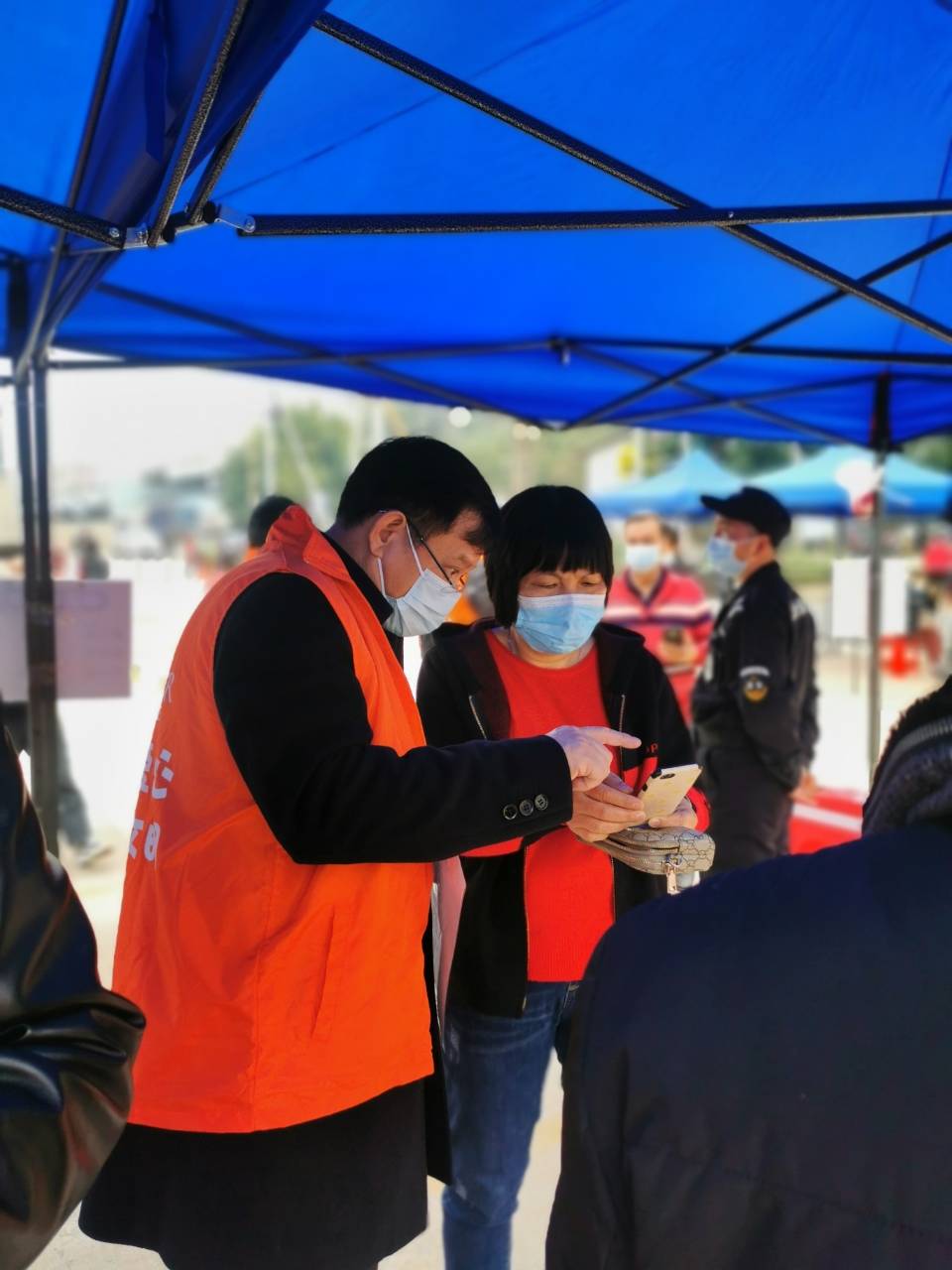 2022.1.15市发展和改革局局长朱啟辉同志带领志愿者18人在翘楚体育中心进行核酸检测志愿服务1.JPG