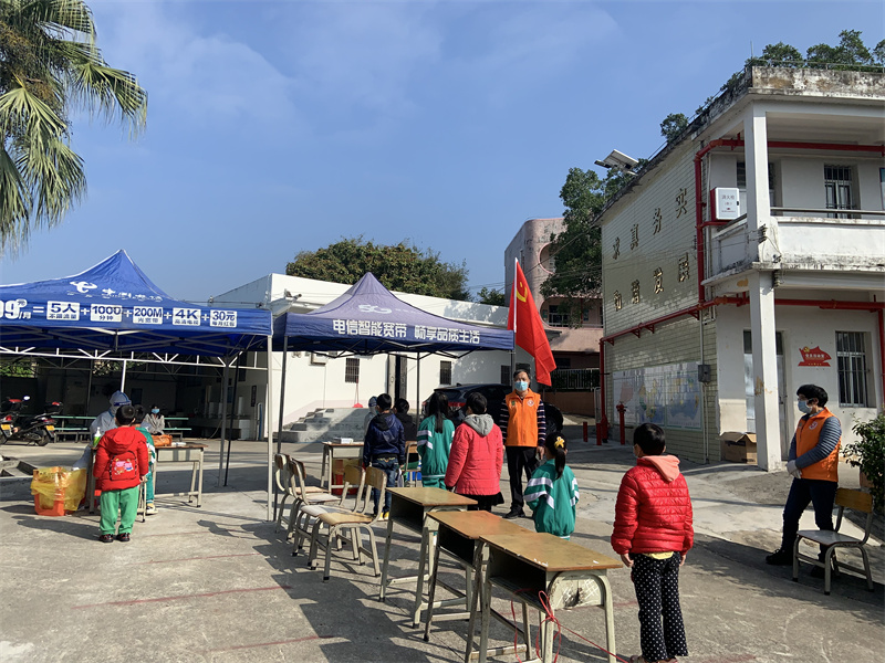 党旗红飘扬在学校核酸检测现场.jpg