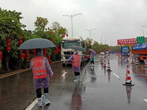 ▲台城街道党员干部值守高速路口健康服务点.jpg