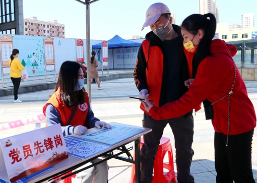 昌大昌广场核酸检测采样点——党员先锋岗帮助群众登记葵花码_副本.jpg