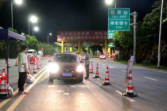 副本0：00  夜深时分，新台高速台城出口健康服务点仍在忙碌着，台城街道党员干部小李已在这里值守了3小时，他查验乘客的粤康码和行程码，并对车辆进行引导。“一天值守下来，运动步数超过万步是常事。”小李笑着说。.jpg