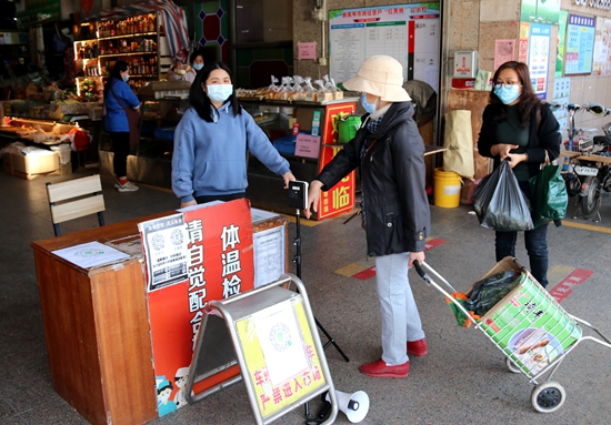 副本6：00  “请扫描和出示场所码，谢谢！”防疫工作人员已经在各农贸市场开始值守工作，为每一位入场群众测温、扫码。.jpg