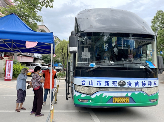 副本8：00 一大早，流动疫苗接种车就开进了白水村委会，为群众提供更便捷的疫苗接种服务。随后，流动疫苗接种车会按照预约安排陆续开进商业城，板岗、朱洞、三社等村委会，打通疫苗接种“最后一公里”。.jpg