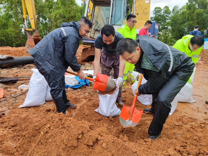 三合镇组织民兵力量，在牛栏闩水库现场装沙包防洪01.jpg