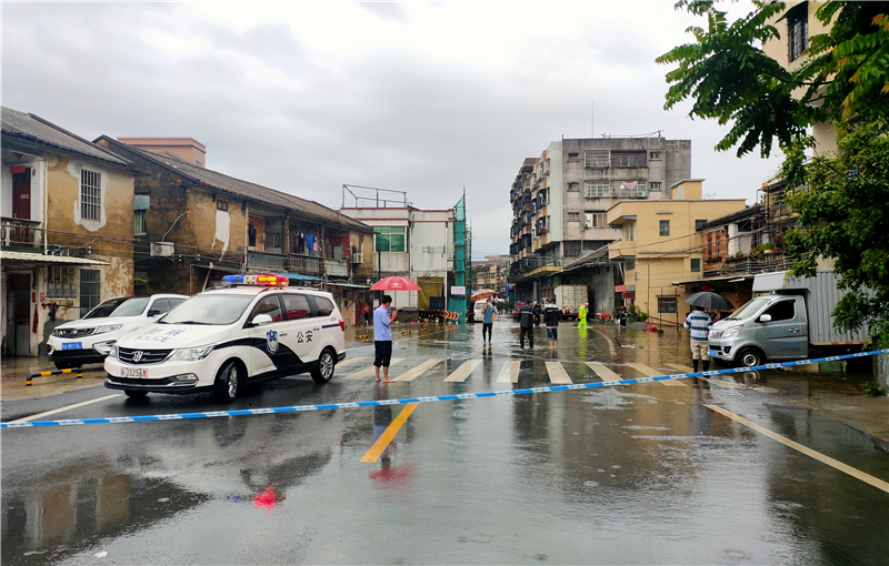 5月12日上午，斗山镇应急救援队伍、派出所、消防队前往镇圩内涝点位开展防汛救灾工作(1)_副本.jpg