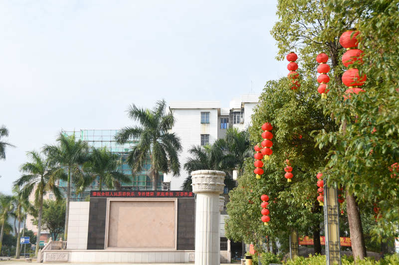 2020年1月21日，春节前夕，北陡镇在镇文化广场悬挂灯笼.JPG