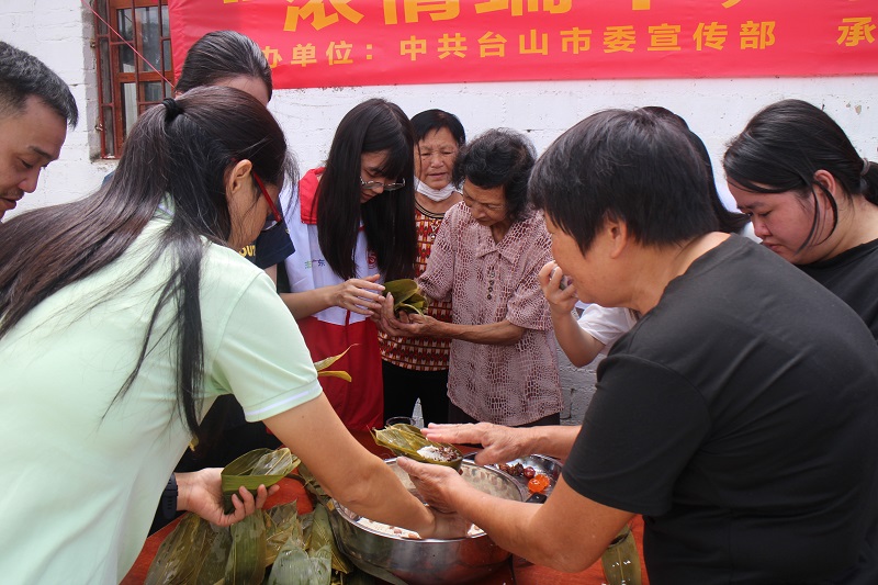 Ⅲ-8-1）-①（端午节）主办单位：台山市委宣传部，台山市三合镇人民政府，活动时间：2023年6月20日，活动主题：“我们的节日&middot;精神的家园”2023年台山市传统节日主题活动——浓情端午，粽叶飘香”包粽子活动 (9).JPG