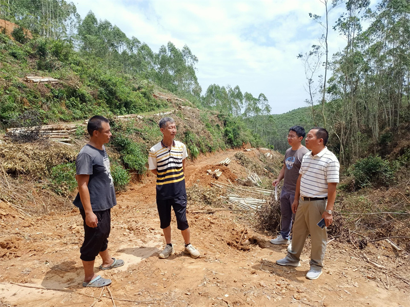 0831农办到闸门坑水库，雁塘水库，那金林地伐木场所派发防风停工通知02.jpg