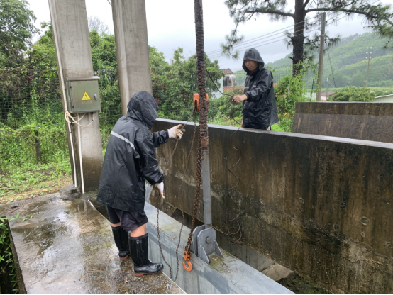 在风雨中坚守  在岗位上担当479.png