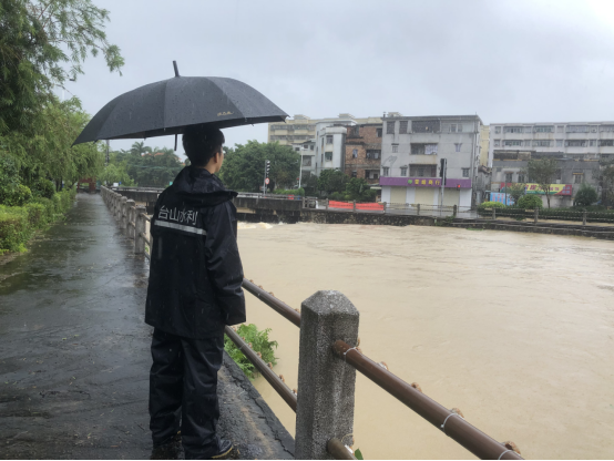 在风雨中坚守  在岗位上担当621.png