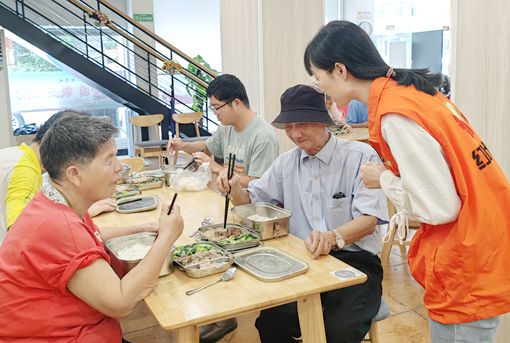 老人们在长者饭堂愉快用餐_副本.jpg