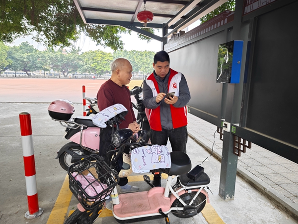 南塘社区联合消防所、民警、驻点团队、结对单位、志愿楼长到便民电动自行车充电站进行宣传介绍及示范使用方法 (1)_副本.jpg