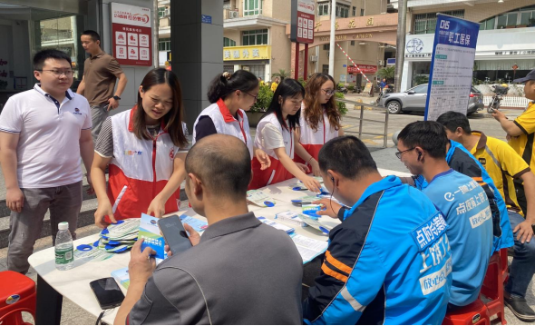 市医保局向新业态从业人员发放医保政策资料，耐心为群众答疑解惑.png