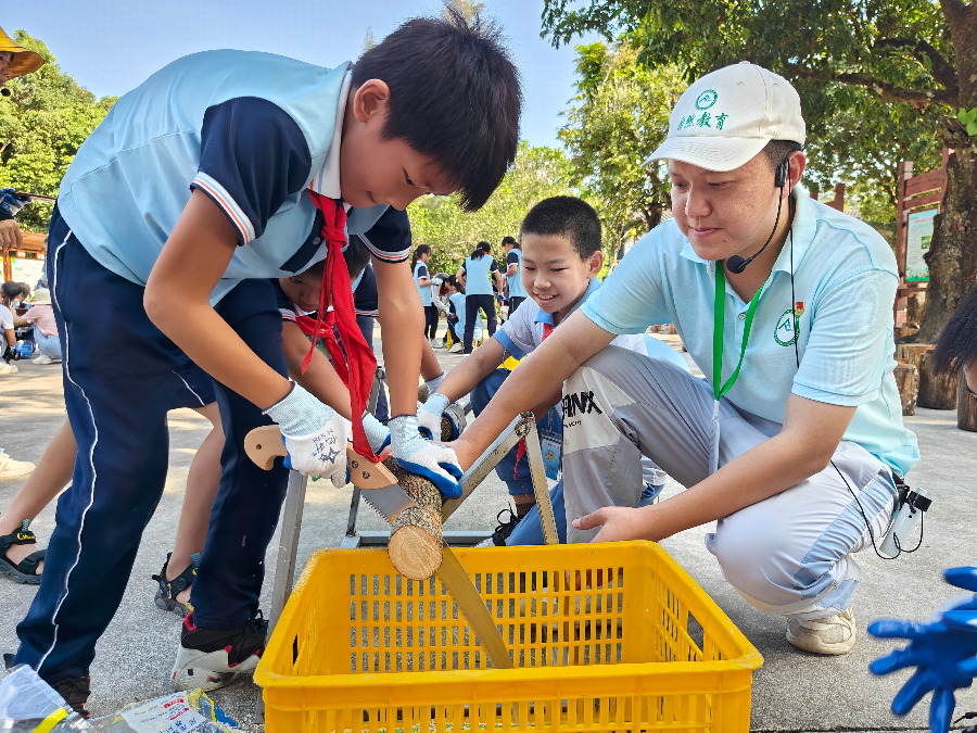 谭仕俊-8协助学生锯木.jpg